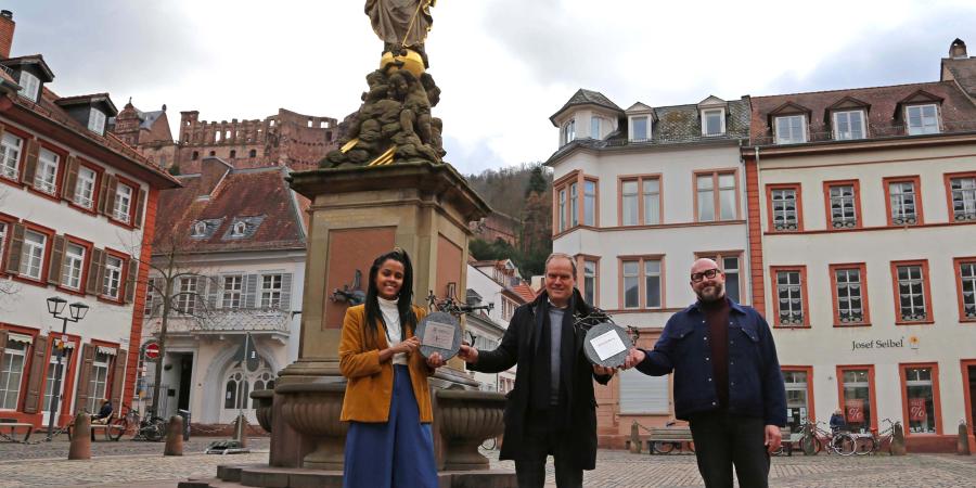 Photo of the ECCAR representatives and the mayor holding the statue Photo of the ECCAR representatives and the lord mayor holding the statue